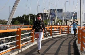 mujer-cruza-puente-peatonal-20052022-diario-libre-archivo-27f6f56b-focus-min0.07-0.41-895-573