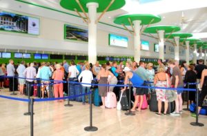 turistas-aeropuerto-puj-1024x672-6276c9936bb6f-640x420