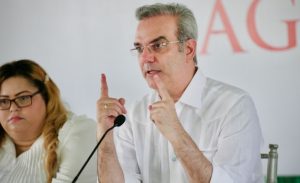 El-presidente-Luis-Abinader-durante-un-almuerzo-en-Azua-con-representantes-del-sector-agropecuario.