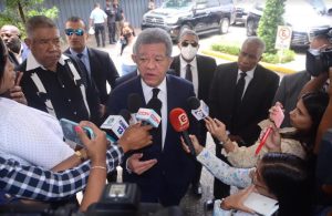 Leonel-Fernández-mientras-conversaba-con-periodistas-este-sábado-a-su-llegada-a-la-funeraria-Blandino