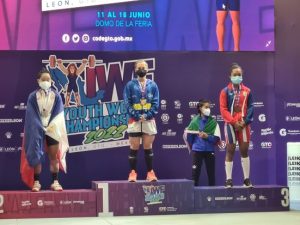 Rosailiz-Santana-a-la-derecha-en-su-podium-de-premiacion