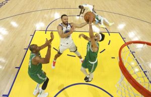 al-horford-izquierda-trataaa-de-bloquear-a-stephen-curry5622-afb10edd-focus-0.06-0.43-895-573
