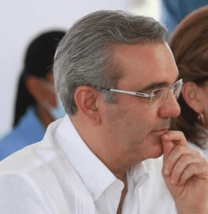 luis-abinader-pensando-c8c99e6a-focus-0-0-895-573
