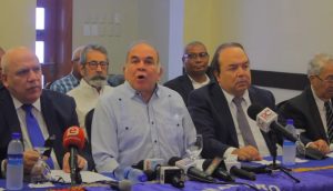 pELEGRÍN-cASTILLO-LEE-EL-DOCUMNTO-EN-RUEDA-DE-PRENSA.