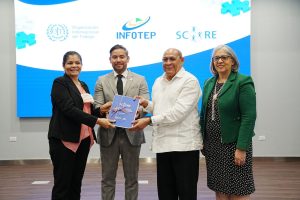 se-entrego-un-ejemplar-a-la-asociacion-dominicana-de-industrias-graficas-y-afines-en-representacion-de-las-empresas-que-han-formado-parte-del-programa-1-1536x1024