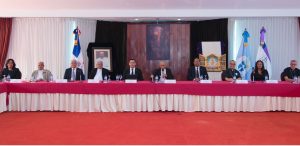 Máximos-representantes-del-Poder-Judicial-y-de-la-Conferencia-del-Episcopado-Dominicano-durante-un-encuentro-en-Santo-Domingo.