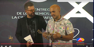 Andres-Farias-y-Pablo-Lozano-reciben-el-Premio-La-Silla-por-Cancela-como-mejor-pelicula-2021