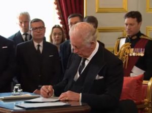 Carlos-III-firma-el-discurso-de-proclamación.