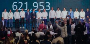 El-presidente-Abinader-el-ministro-de-Turismo-David-Collado-y-empresarios-de-este-sector-en-un-acto-en-Santo-Domingo. (1)