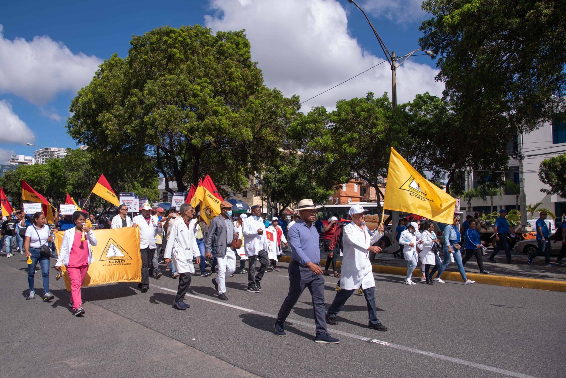 una-multitud-de-gente-en-la-calle-c7e321ee