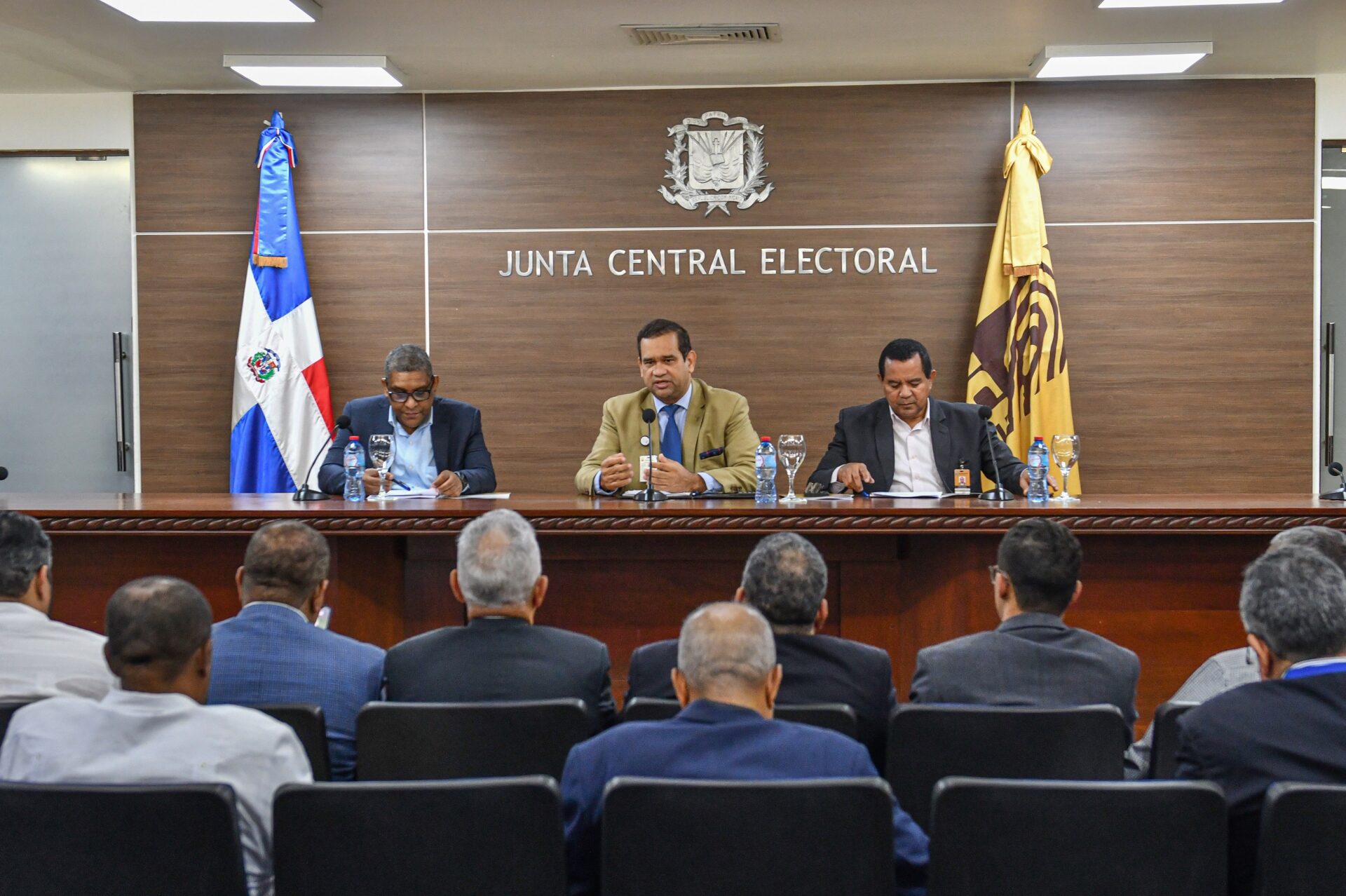 1. Los directores de Informática, Johnny Rivera_ de Elecciones, Mario Núñez y el subdirector del Voto en el Exterior Eladio Regalado