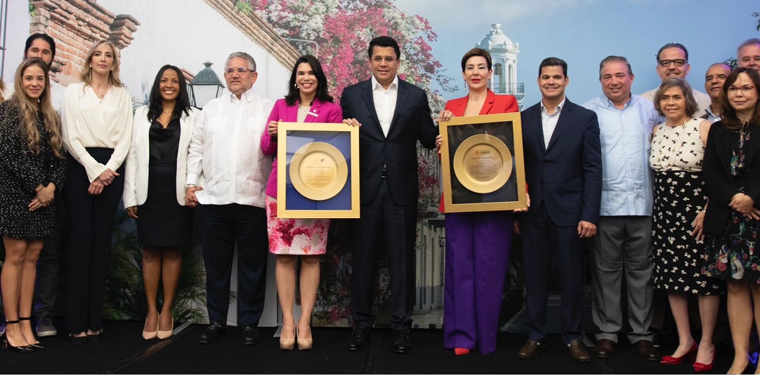 Ejecuivos-de-la-Asociación-de-Hoteles-y-el-Cluster-Turístico-de-Santo-Domingo-durante-un-acto-de-reconocimiento-al-ministro-de-Turismo-David-Collado.-