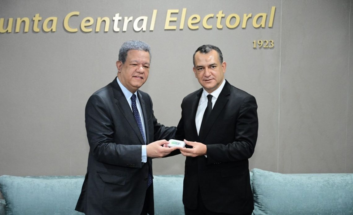 leonel-fernandez-y-roman-jaquez-1140x694