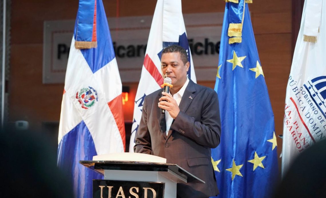 Víctor-DAZA-Pdte-Liga-Municipal-Dominicana-1140x694