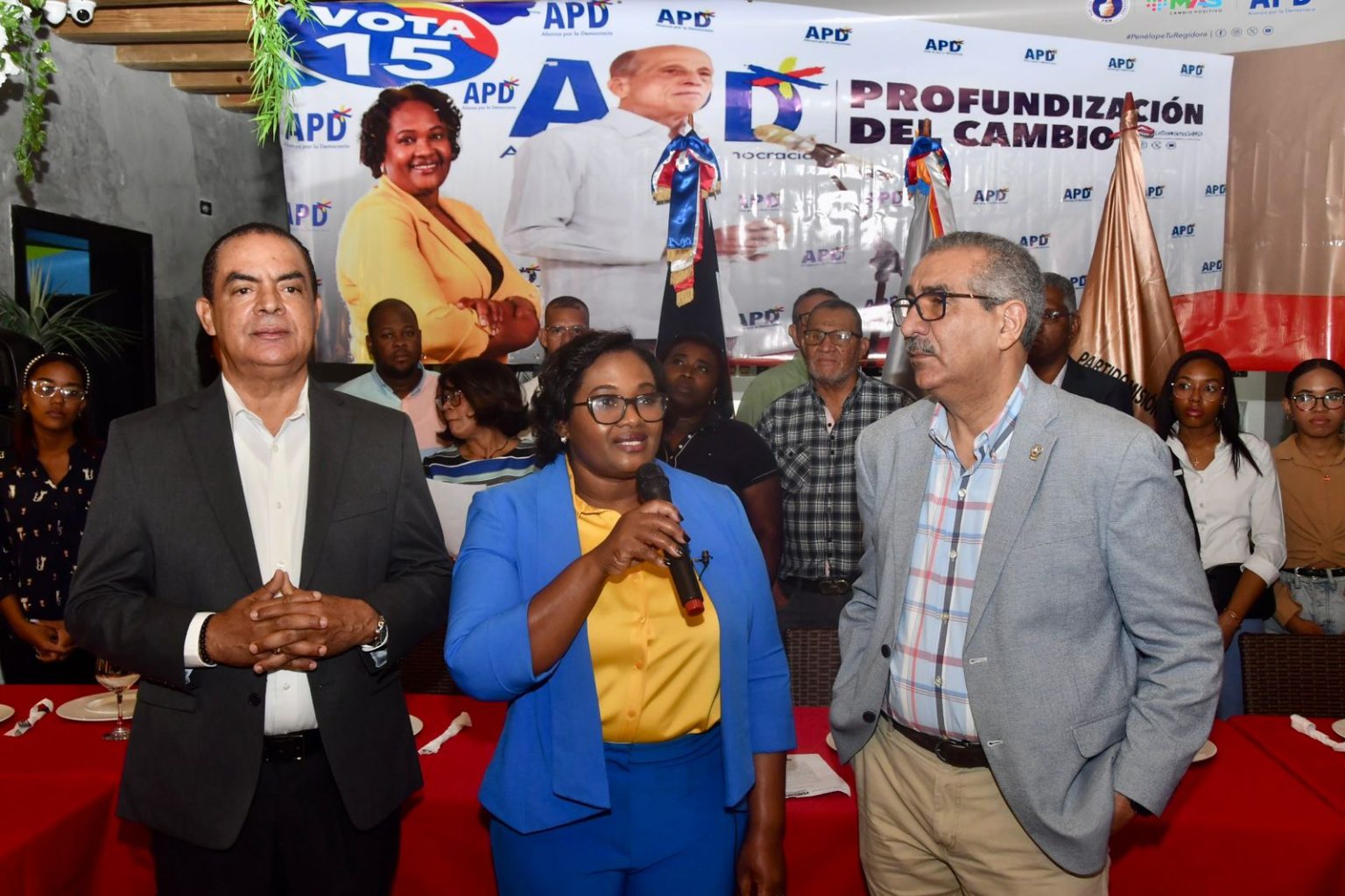 Gilberto-Santana-de-Leon-Penelope-Arboleda-y-Carlos-Sanchez-1536x1023