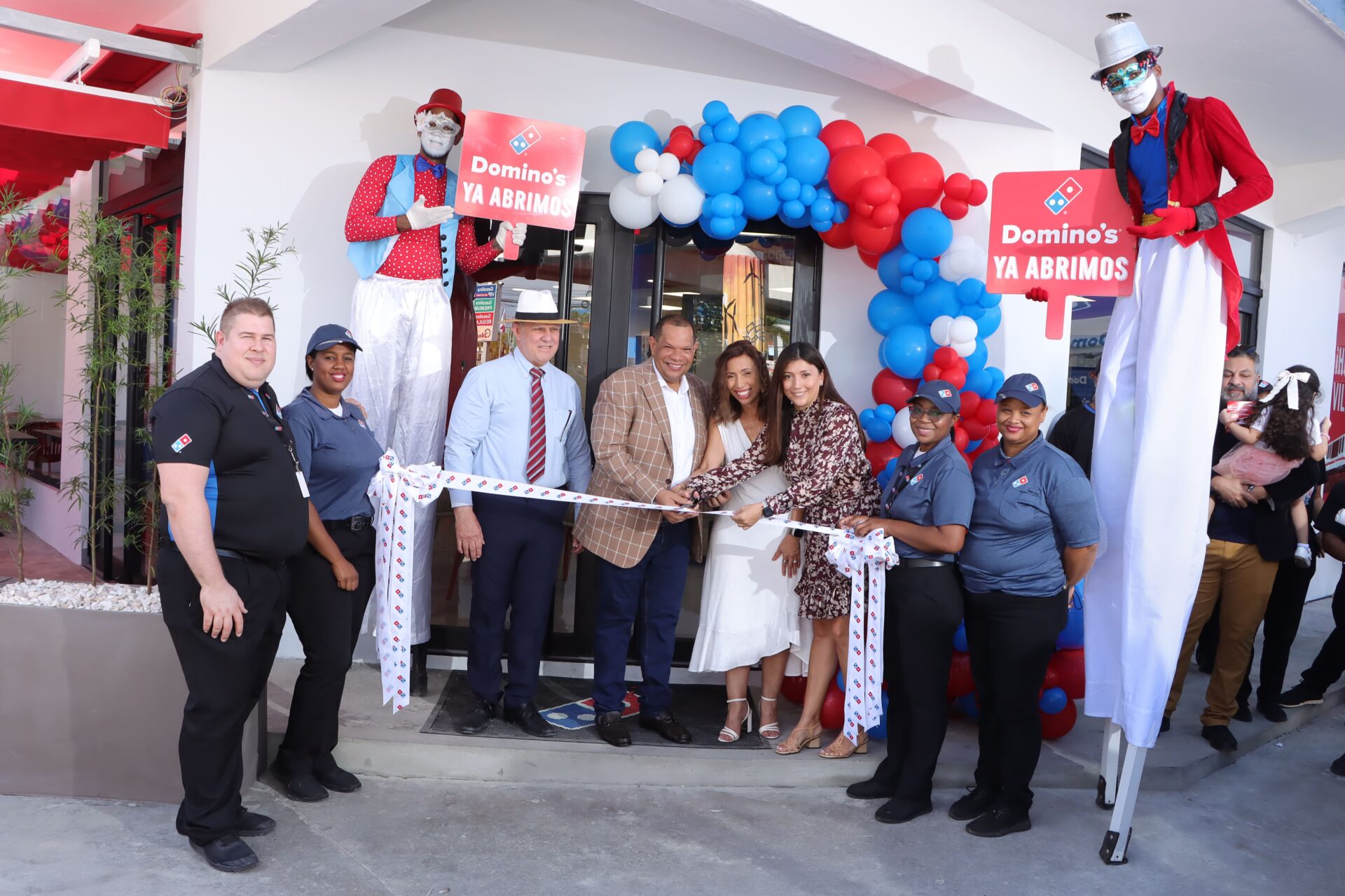 Corte de cinta - Inauguración de Domino’s en Santo Domingo Norte