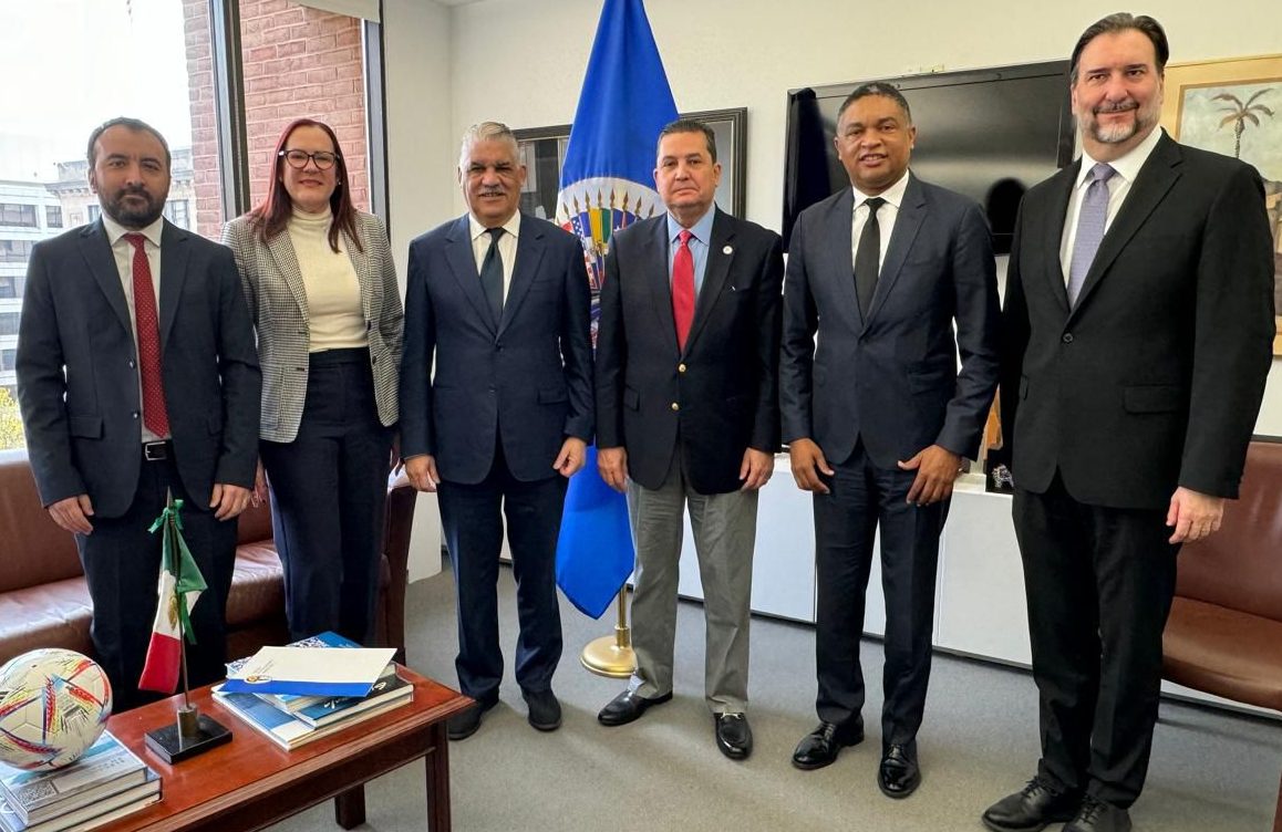 Dirigentes-de-partidos-opositores-dominicanos-reunidos-con-funcinarios-de-la-OEA-e1712685583231