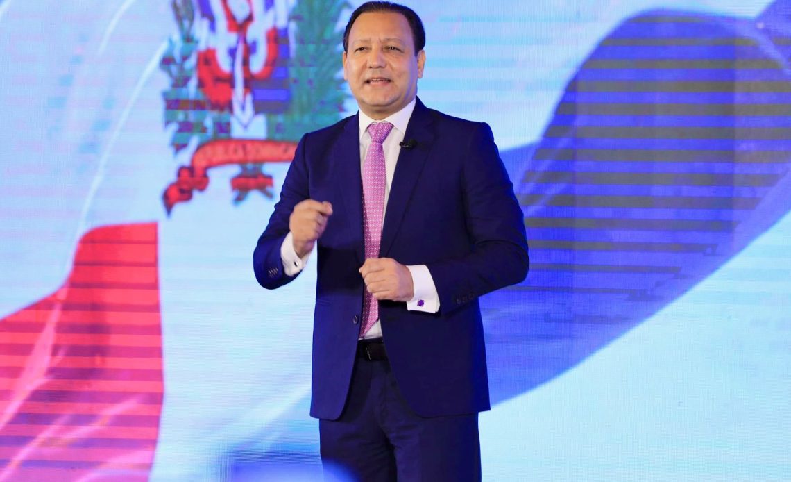 ABEL-MARTINEZ-PRESENTANDO-PROPUESTAS-1140x694