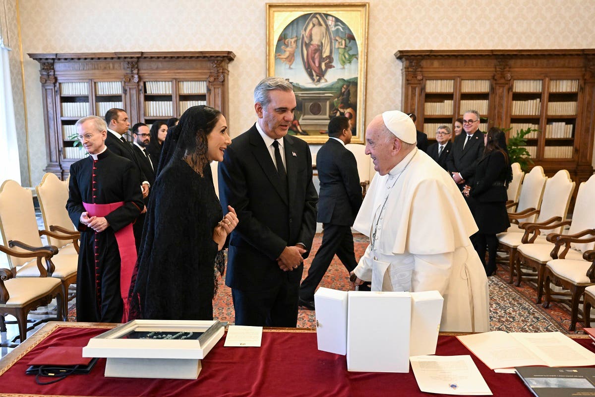 Abinader-y-su-esposa-recibidos-por-el-Papa-Francisco-este-lunes (1)