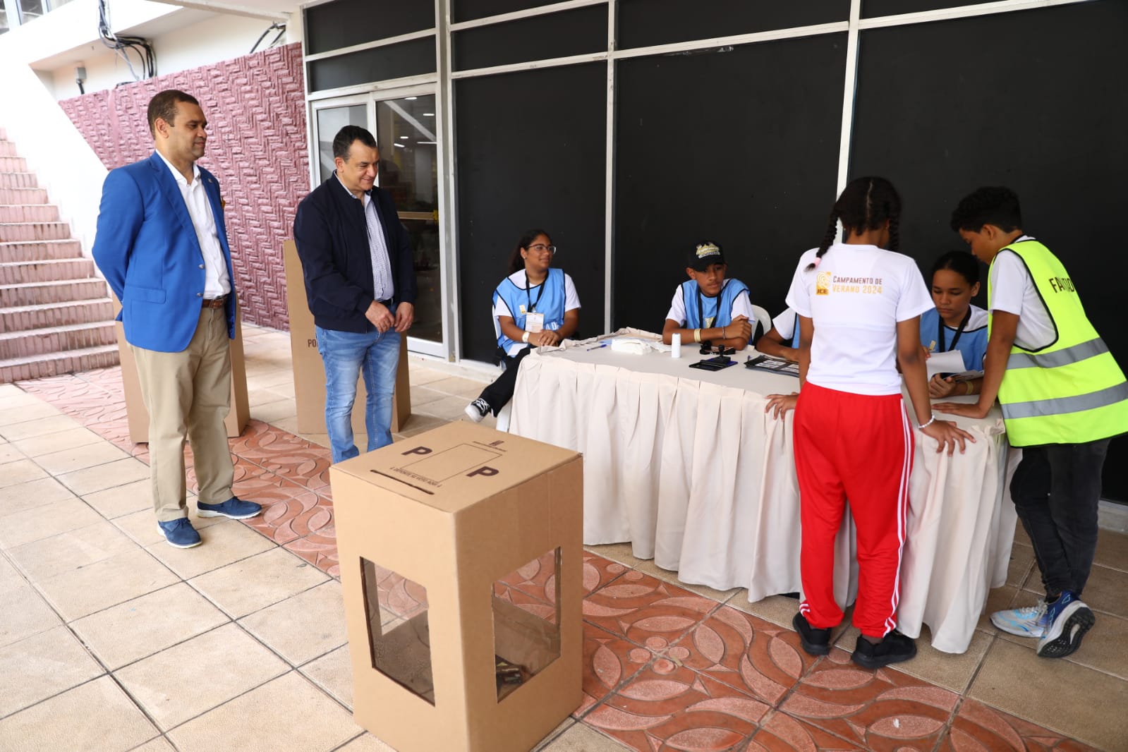 7. El Dir. de Elecciones Mario Núñez acompaña al presidente de la JCE, Román Andrés Jáquez Liranzo