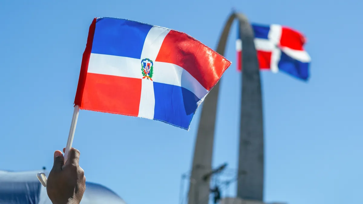 TLMD-Bandera-Republica-Dominicnana-gen-shutterstock_1658993854
