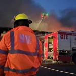 Emergencias 911 asisten durante incendio en instalaciones del Merca Santo Domingo