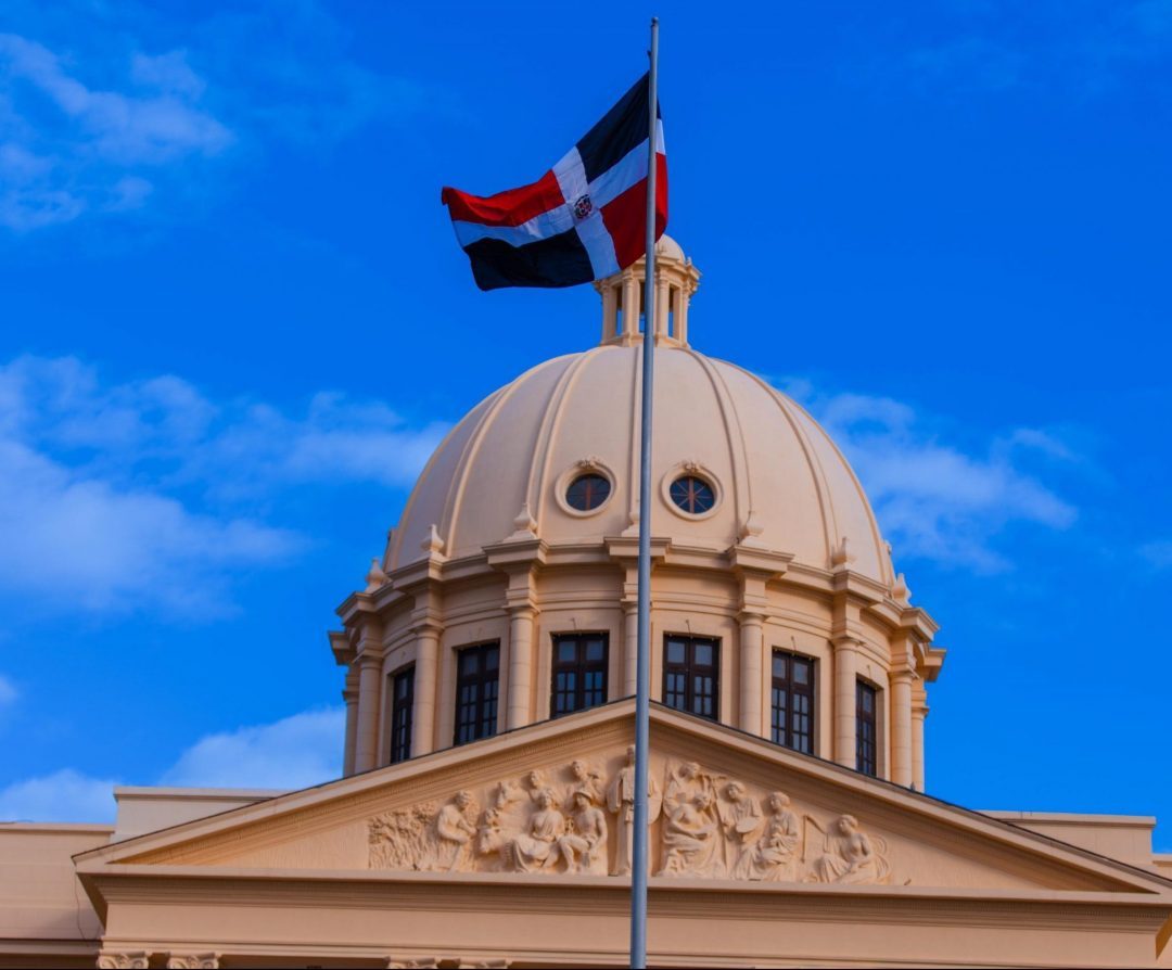 PALACIO-CON-BANDERA-scaled-e1751739108461 (1)