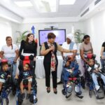 Directora del INAIPI entrega sillas de ruedas a niños con parálisis cerebral