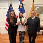 JCE entrega primera nueva cédula en el exterior a embajadora de RD ante EE. UU.