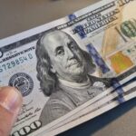 El dólar bajó 10 cts. y el euro 5; eran vendidos a $59.51 y $72.00