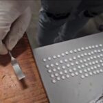 FRUSTRAN ENVÍO DE MÁS DE 80 PASTILLAS DE COCAÍNA OCULTAS EN COSTURA DE UNA BLUSA