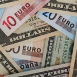 Dólar bajó 9 cts. y era vendido a $59.55; el euro subió a $70.22