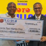LEIDSA entrega 25 millones a agente inmobiliario ganador del Loto
