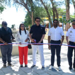 Ministro de Turismo entrega 3 parques y una iglesia remozada en Boca Chica