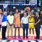 Mario Chabebe reafirma su respaldo al baloncesto distrital en partido donde el Barias derrota a Huellas del Siglo
