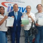 INAVI entrega cheques por indemnización a más de 800 exservidores  públicos